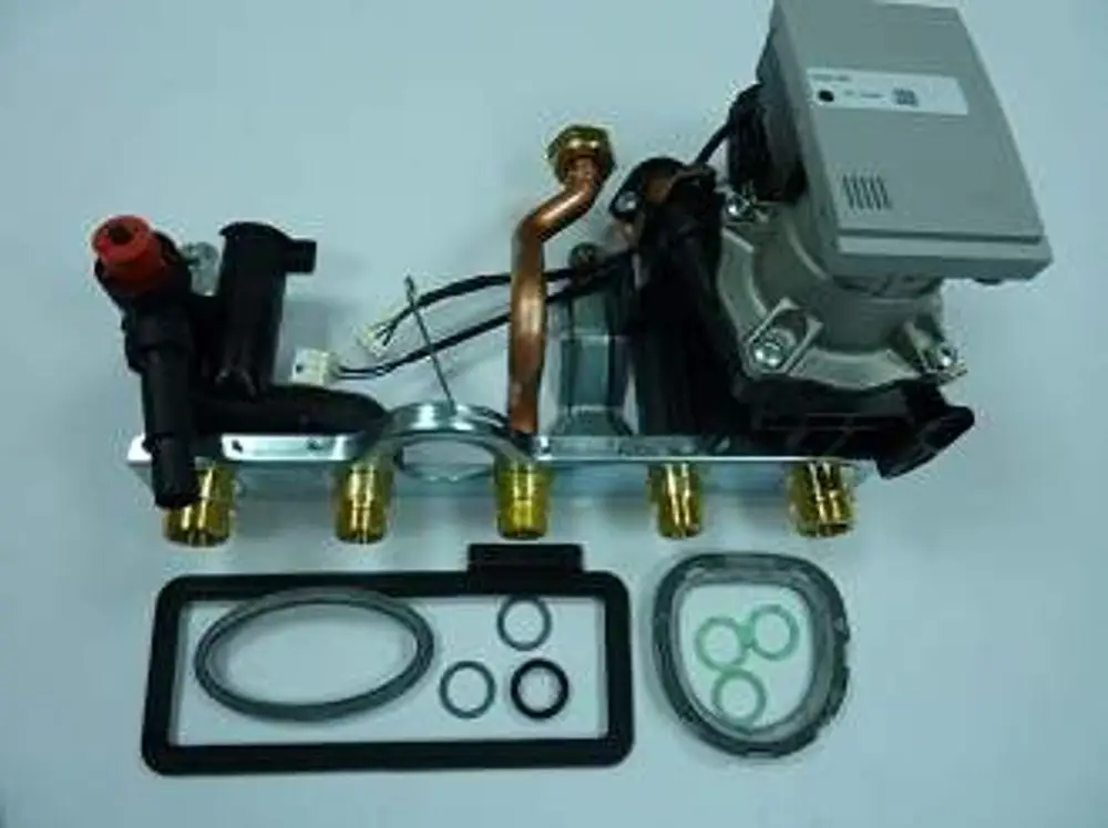 Hydraulische Komponenten mit verschiedenen Rohren und O-Ringen, darunter eine Umwälzpumpe, vermutlich von Remeha.